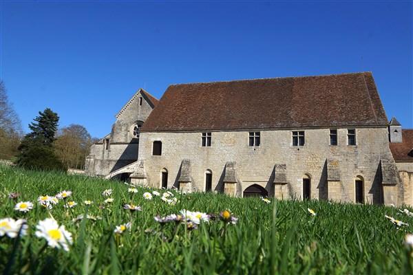 Abbaye de Noirlac au printemps